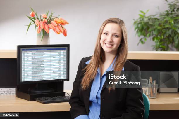 Foto de Mulher Caixa De Banco No Varejo Bancos Balcão Posando Para Retrato e mais fotos de stock de Caixa de Banco