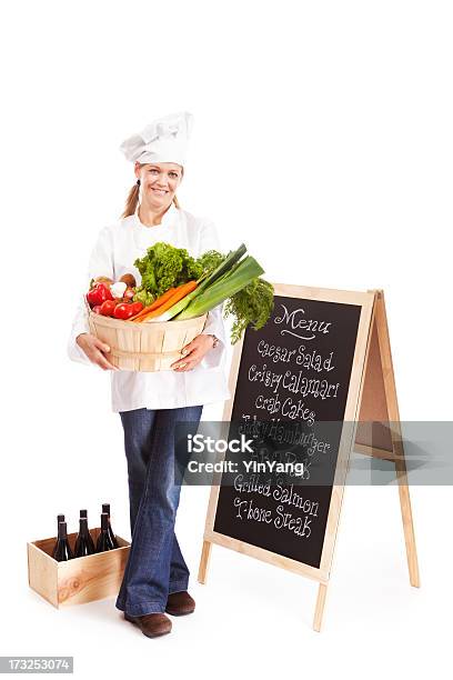 Pequenas Empresas Proprietário Do Restaurante Chef Com Produzir E Menu Board - Fotografias de stock e mais imagens de Chefe de Cozinha