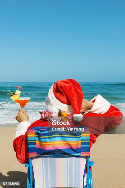 Christmas Santa Cláusula Vacationing Na Praia Tropical Com Bebidas Vt - Fotografias de stock e mais imagens de Pai Natal