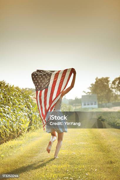 Patriotic Dziewczyna Flying Amerykańska Flaga Usa Czwartego Lipca Baner - zdjęcia stockowe i więcej obrazów Dzień Pamięci Stanów Zjednoczonych