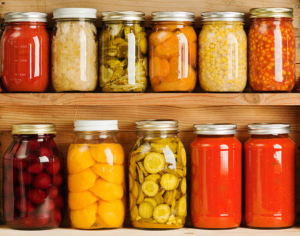 home canning d'été de légumes sur des étagères en bois hz - beet pickled common beet cooked photos et images de collection