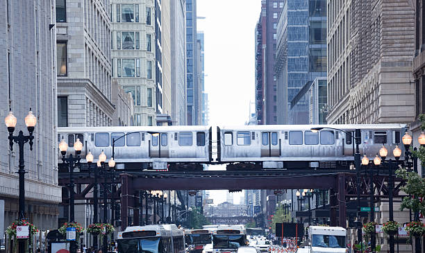 il loop e el treno a chicago downtown - ferrovia sopraelevata foto e immagini stock