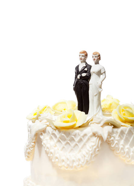 ウェディングケーキの人形のトップスの上に立つ白背景で vt - wedding cake newlywed wedding cake ストックフォトと画像