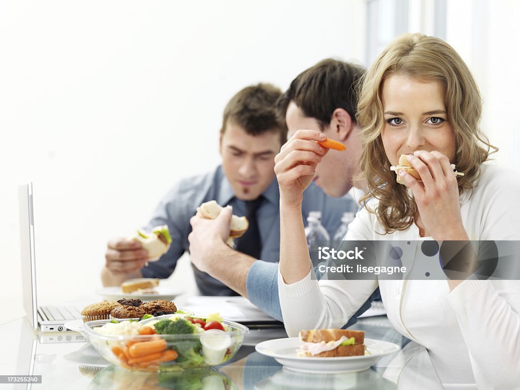La gente en el trabajo con el almuerzo - Foto de stock de Adulto libre de derechos