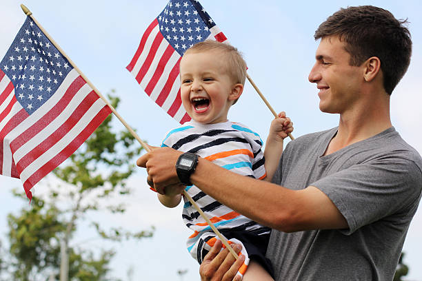 patriótica estadounidense padre e hijo - fourth of july family flag american flag fotografías e imágenes de stock