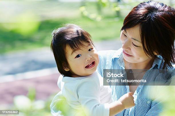 Foto de Feliz Mãe E Bebê Menino e mais fotos de stock de Abraçar - Abraçar, Adulto, Agarrar