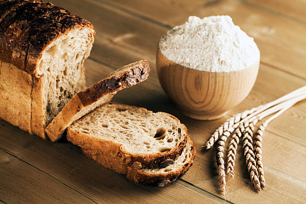 épeautre pain - whole wheat flour photos et images de collection