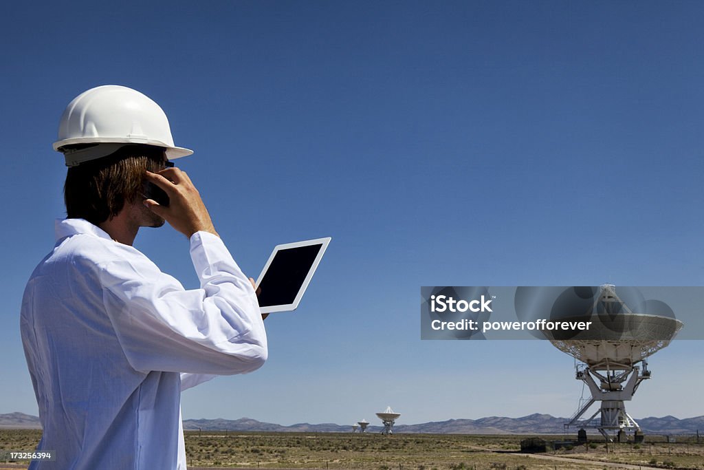 과학자간의 스마트폰 및 태블릿 - 로열티 프리 전파 망원경 스톡 사진