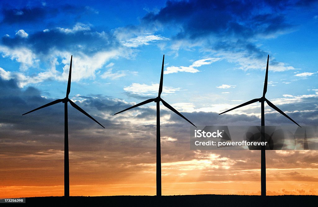 Wind Turbines at Sunset - Royaltyfri Dramatisk himmel Bildbanksbilder