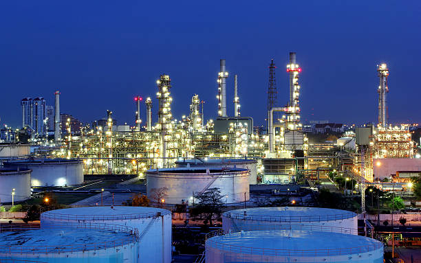 istock Oil refinery at twilight 173256909