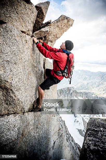 Extreme Foto de stock y más banco de imágenes de Escalada - Escalada, Escalar, Acantilado