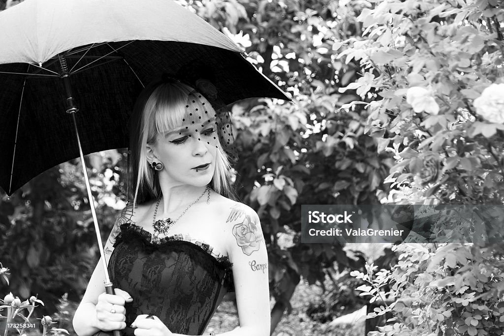Belleza con sombrilla considera rosas, B & W. - Foto de stock de 20 a 29 años libre de derechos