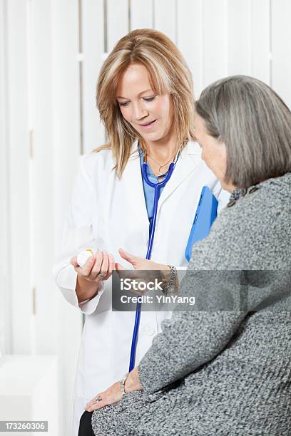 Farmaci Da Prescrizione Medico Discutere Con Il Paziente Anziano In Ufficio Vt - Fotografie stock e altre immagini di Flacone di pillole