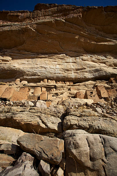 cliff von bandiagara - dogon tribe stock-fotos und bilder