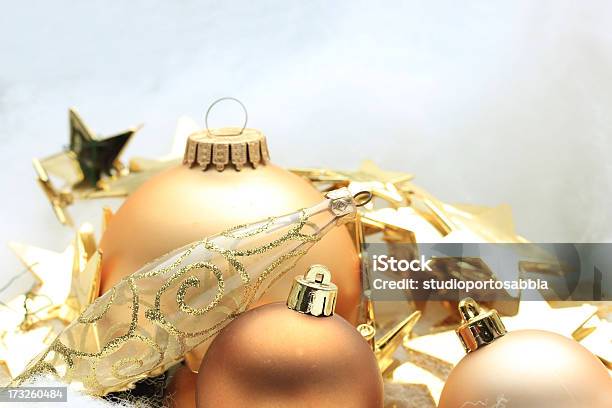 Decorações De Natal Dourado - Fotografias de stock e mais imagens de Bola de Árvore de Natal - Bola de Árvore de Natal, Comemoração - Conceito, Decoração de Natal