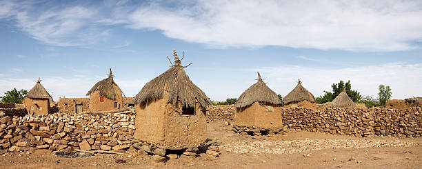 terra di dogons - dogon tribe foto e immagini stock