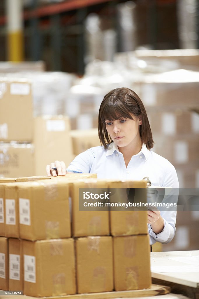 Trabalhador em armazém preparar mercadorias para despacho - Royalty-free Armazém de Distribuição Foto de stock