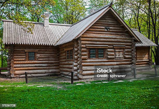 Casa De Log - Fotografias de stock e mais imagens de Aldeia - Aldeia, Antigo, Ao Ar Livre