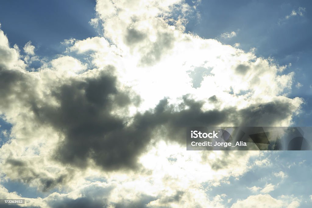 ダークとドラマチックな嵐雲 - カラー画像のロイヤリティフリーストックフォト