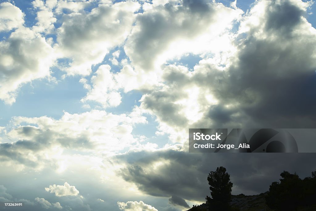 Oscuro y dramático nubes de tormenta - Foto de stock de Aire libre libre de derechos