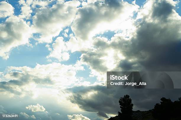 Oscuro Y Dramático Nubes De Tormenta Foto de stock y más banco de imágenes de Aire libre - Aire libre, Azul, Blanco - Color