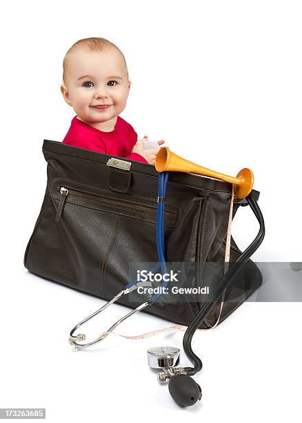 Kleinkind In Midwifes Fall Stockfoto und mehr Bilder von Hörrohr - Hörrohr, 12-17 Monate, Alternative Behandlungsmethode
