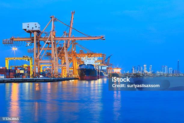 Photo libre de droit de Ship Yard Avec Beaucoup De Grue Dans Le Magnifique Crépuscule Du Jour banque d'images et plus d'images libres de droit de Autorité portuaire