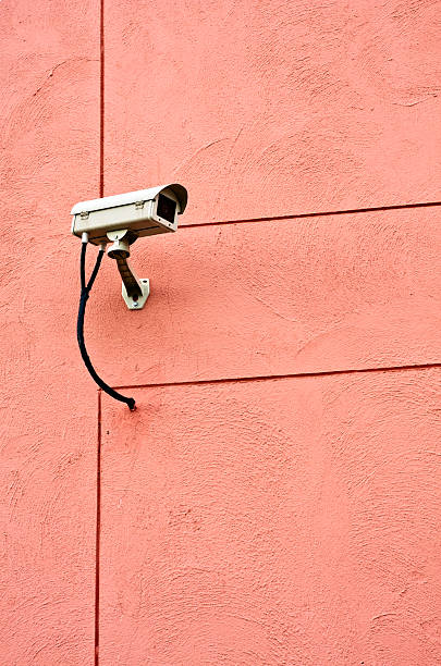 cctv 監視カメラとピンクの壁です。 - lens camera video television camera ストックフォトと画像
