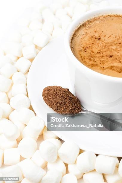 Plano Aproximado De Xícara De Chocolate Quente Com Gomas E - Fotografias de stock e mais imagens de Alimentação Não-saudável