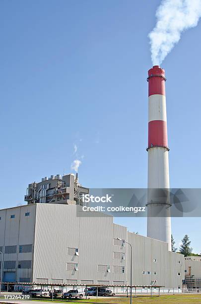 Olej Opałowy Power Plant Z Czerwoną Stos - zdjęcia stockowe i więcej obrazów Architektura - Architektura, Bez ludzi, Dworzec