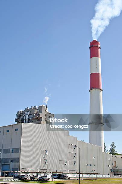 Fuelóleo Central Elétrica Com Vermelho Pilha - Fotografias de stock e mais imagens de Alto - Descrição Física - Alto - Descrição Física, Ao Ar Livre, Armação de Construção