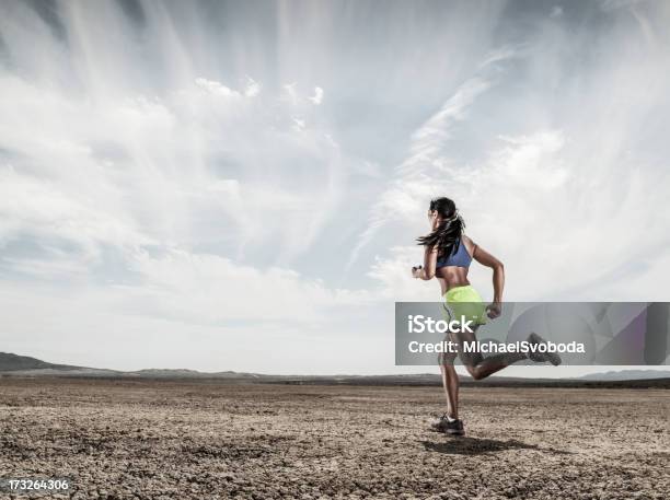 Desert Road Runner Stockfoto und mehr Bilder von Aktiver Lebensstil - Aktiver Lebensstil, Aktivitäten und Sport, Athlet