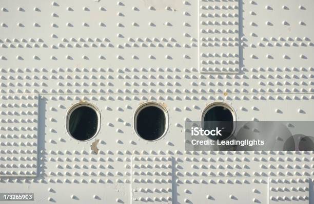 Photo libre de droit de Cas Des Hublots Qui Agrémentent Et Rivets banque d'images et plus d'images libres de droit de Bateau de voyageurs - Bateau de voyageurs, Blanc, Californie