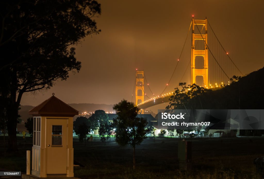 Bridge dans le brouillard de nuit - Photo de Brouillard libre de droits