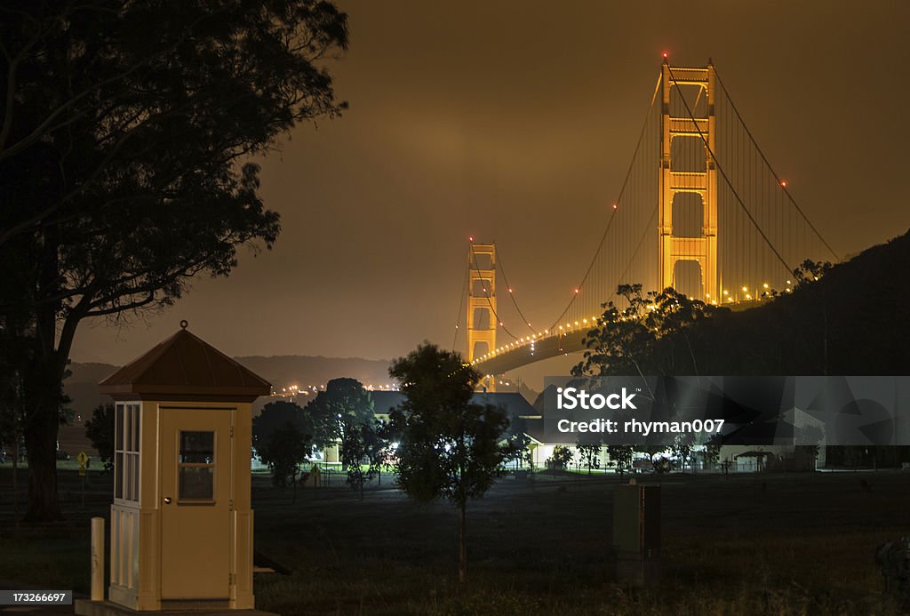 Bridge nella nebbia di notte - Foto stock royalty-free di Acqua