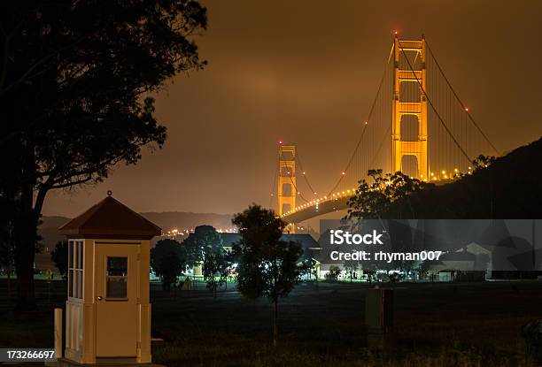 Bridge Nella Nebbia Di Notte - Fotografie stock e altre immagini di Acqua - Acqua, California, Composizione orizzontale