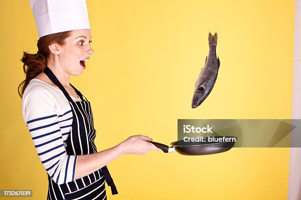 反転魚ます - 投げるのストックフォトや画像を多数ご用意 - 投げる, 調理鍋, 女性