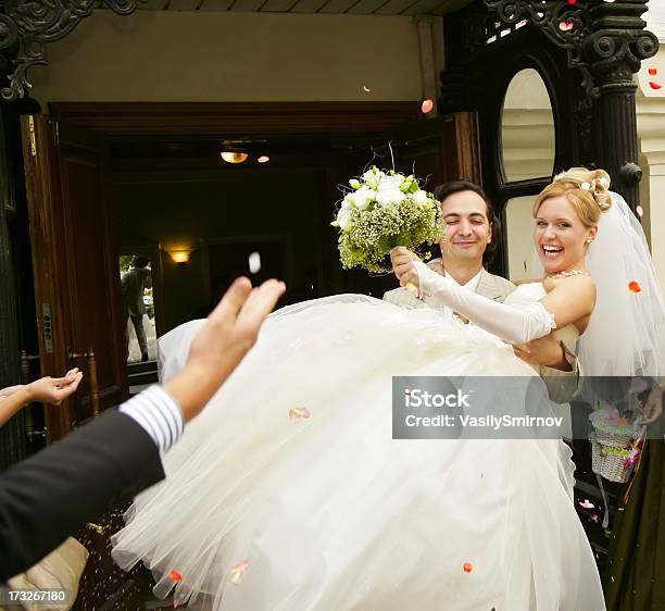 Recientemente Marrieds Foto de stock y más banco de imágenes de Adulto - Adulto, Alegre, Amor - Sentimiento