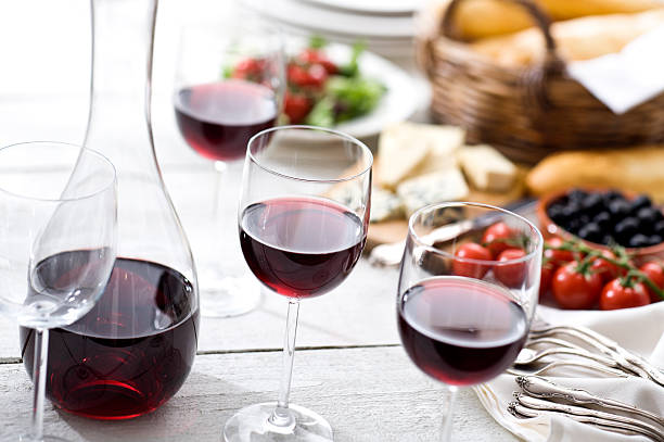 rotwein im picknick - decanter wine wineglass red wine stock-fotos und bilder