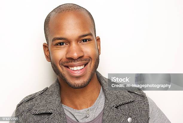 Photo libre de droit de Portrait Dun Beau Jeune Homme Souriant banque d'images et plus d'images libres de droit de Hommes - Hommes, Fond blanc, Visage