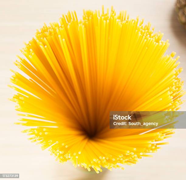 Spagetti Foto de stock y más banco de imágenes de Alimento - Alimento, Amarillo - Color, Cerrado