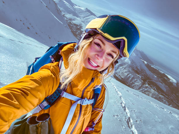 selfie no topo - neve do alasca - chugach mountains - fotografias e filmes do acervo