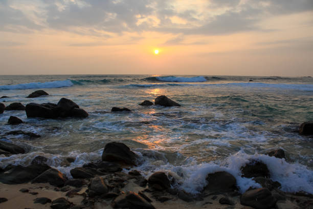 スリランカのデラウェラ・ビーチの海に沈む夕日。 - asia forest sri lanka rock ストックフ�ォトと画像