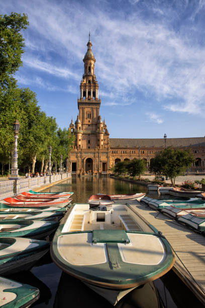 plaza de espana in sevilla, spanien - spain flag built structure cloud stock-fotos und bilder