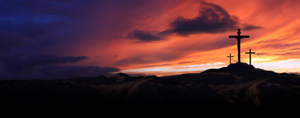 paysage de colline du golgotha avec un ciel rouge dramatique et majestueux et des nuages, silhouette de croix symbolisant la passion et la mort de jésus-christ pendant la semaine de la passion et le fond de pâques - god landscape majestic cross photos et images de collection