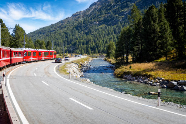 vacances en suisse – train express bernina de saint-moritz à bernina suot dans les alpes bernina - piz palü photos et images de collection