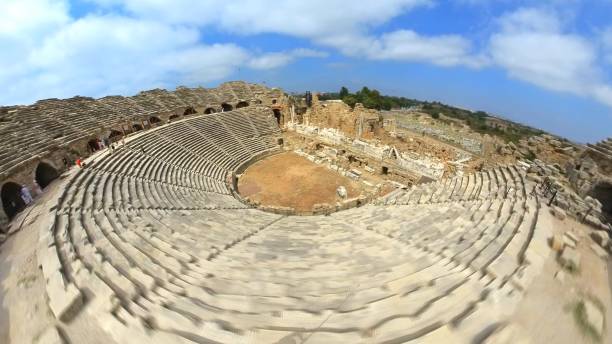 römisches theater in side, archäologische stätte, türkei - roman antalya turkey restoring stock-fotos und bilder