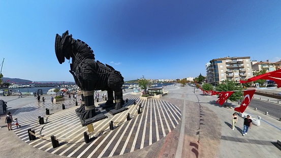 Canakkale, Turkey - Aug 8,2023: The Wooden Horse of ancient Troy in Canakkale town square. stands as enduring symbol of legendary Trojan War. This iconic replica pays homage to the mythical Greek tale