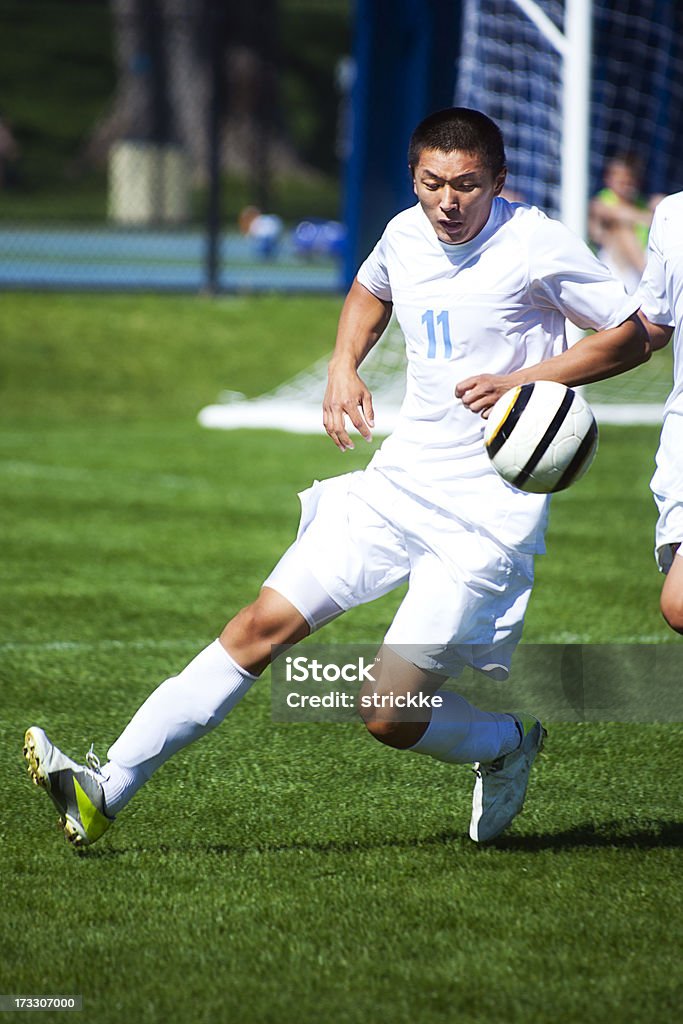 Suivez le ballon de football - Photo de Adolescent libre de droits