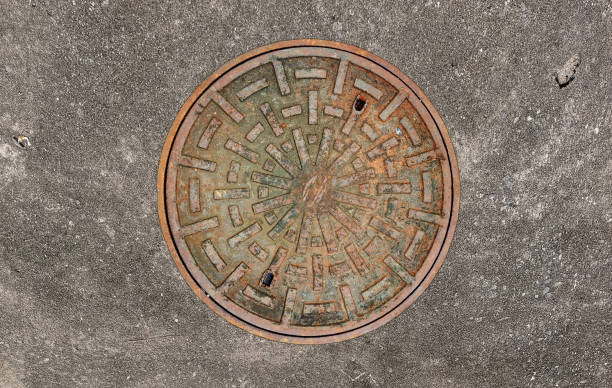 rusted manhole cover, grunge style manhole cover, rounded edge, - metal rusty rust steel imagens e fotografias de stock